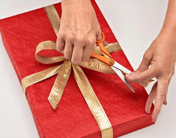 Bir hediye kâğıdına nasıl paketlenir