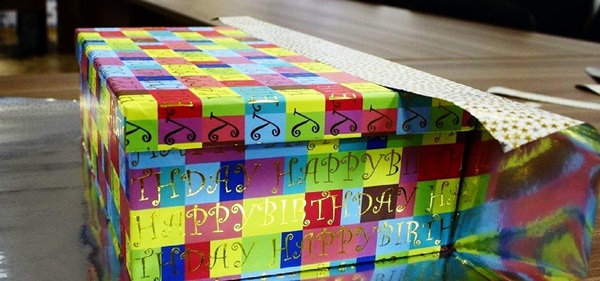 Bir hediye kâğıdına nasıl paketlenir