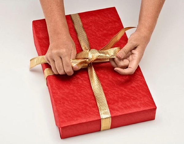Bir hediye kâğıdına nasıl paketlenir