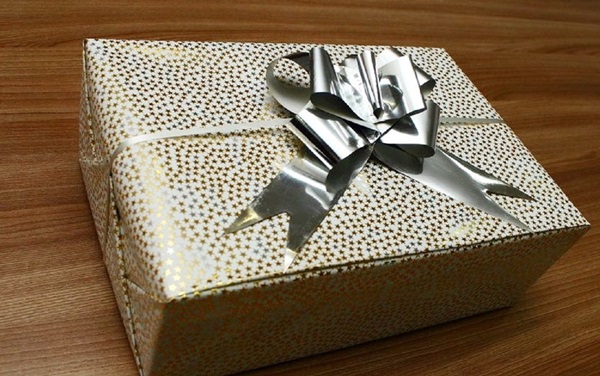 Bir hediye kâğıdına nasıl paketlenir
