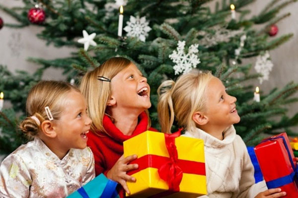 2017 Yeni Yıl için Yarışmalar Horoz: aile, büyük şirket, kurumsal, anaokulu ve okul oyunları ve eğlencesi
