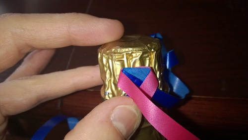Kendi elleriyle düğün şampanyasını süsleme