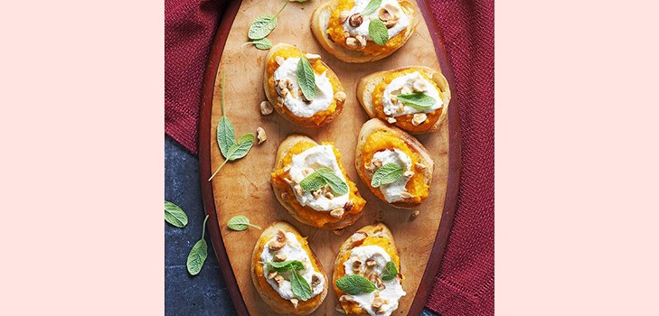 1 Crostini, adaçayı, ricotta ve fındık ile kabak hamuruyla bulaşmış