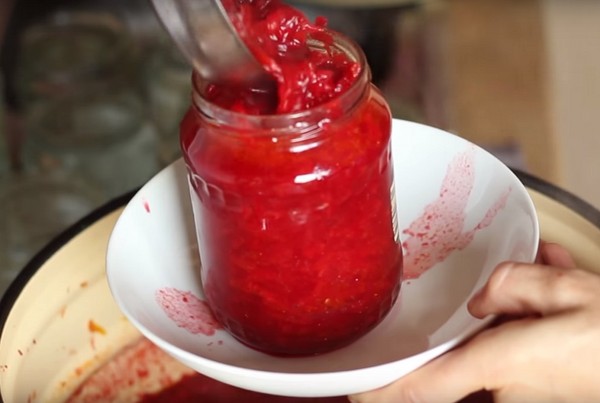 Kovanlarda kışın Borsch, pancar ve lahana ile hazırlanan yemek tarifleri, domates salçası ve olmadan
