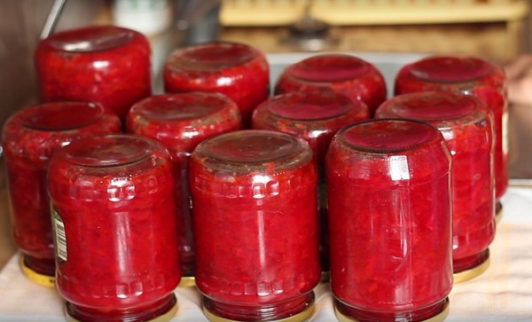 Kovanlarda kışın Borsch, pancar ve lahana ile hazırlanan yemek tarifleri, domates salçası ve olmadan