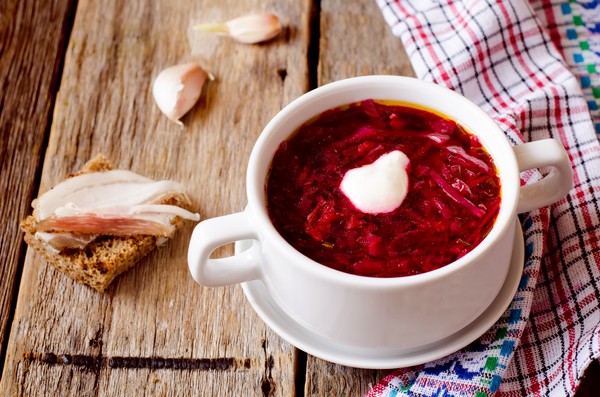 Kovanlarda kışın Borsch, pancar ve lahana ile hazırlanan yemek tarifleri, domates salçası ve olmadan