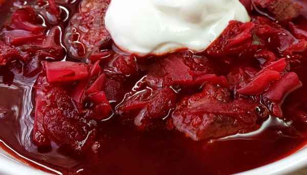 Kovanlarda kışın Borsch, pancar ve lahana ile hazırlanan yemek tarifleri, domates salçası ve olmadan