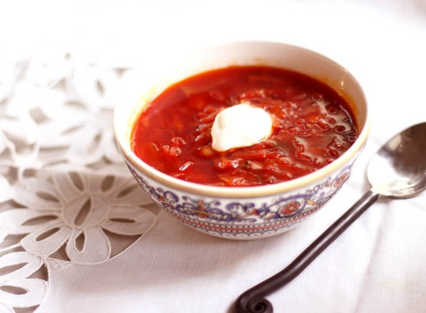 Kovanlarda kışın Borsch, pancar ve lahana ile hazırlanan yemek tarifleri, domates salçası ve olmadan