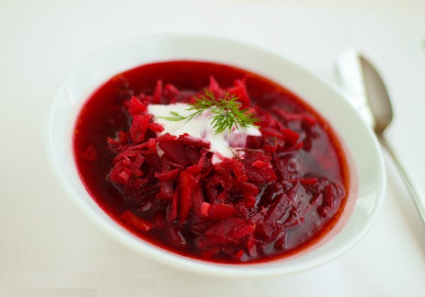 Kovanlarda kışın Borsch, pancar ve lahana ile hazırlanan yemek tarifleri, domates salçası ve olmadan