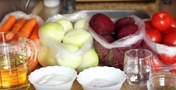Kovanlarda kışın Borsch, pancar ve lahana ile hazırlanan yemek tarifleri, domates salçası ve olmadan
