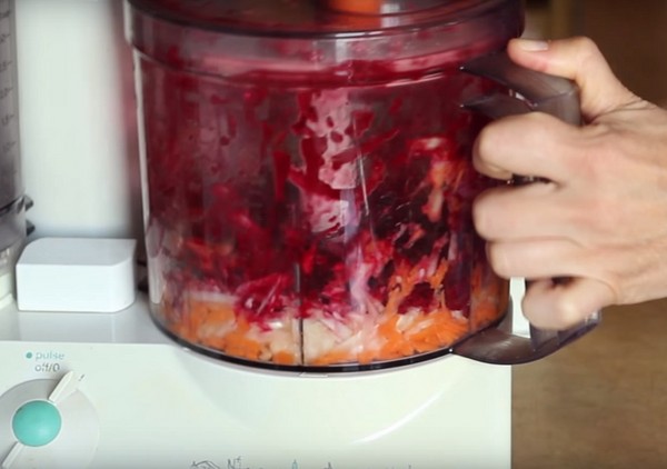 Kovanlarda kışın Borsch, pancar ve lahana ile hazırlanan yemek tarifleri, domates salçası ve olmadan