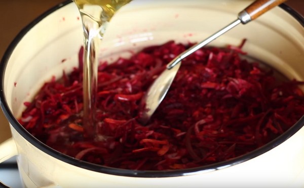 Kovanlarda kışın Borsch, pancar ve lahana ile hazırlanan yemek tarifleri, domates salçası ve olmadan
