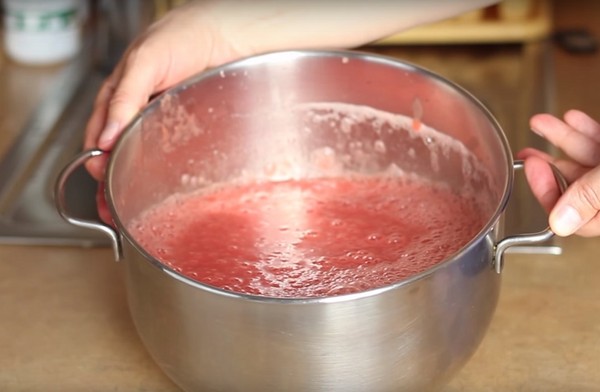 Kovanlarda kışın Borsch, pancar ve lahana ile hazırlanan yemek tarifleri, domates salçası ve olmadan
