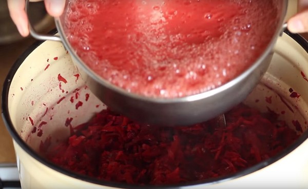 Kovanlarda kışın Borsch, pancar ve lahana ile hazırlanan yemek tarifleri, domates salçası ve olmadan