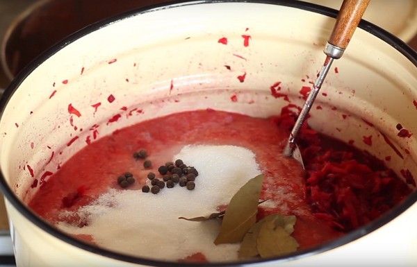 Kovanlarda kışın Borsch, pancar ve lahana ile hazırlanan yemek tarifleri, domates salçası ve olmadan