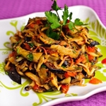 Domatesli kızarmış patlıcanlı bir salata nasıl hazırlanır Domatesli kızarmış patlıcanlı salata tarifi fotoğrafı