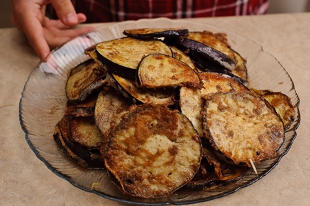 Domatesli kızarmış patlıcanlı bir salata nasıl hazırlanır Domatesli kızarmış patlıcanlı salata tarifi fotoğrafı
