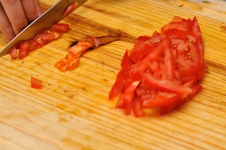 Domatesli kızarmış patlıcanlı bir salata nasıl hazırlanır Domatesli kızarmış patlıcanlı salata tarifi fotoğrafı
