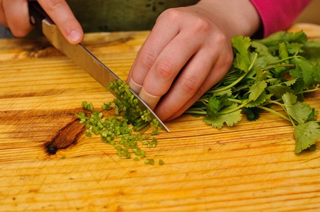 Domatesli kızarmış patlıcanlı bir salata nasıl hazırlanır Domatesli kızarmış patlıcanlı salata tarifi fotoğrafı