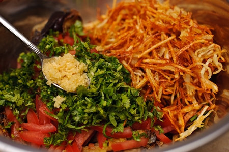 Domatesli kızarmış patlıcanlı bir salata nasıl hazırlanır Domatesli kızarmış patlıcanlı salata tarifi fotoğrafı
