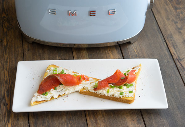 Yazın bir öğle yemeği fikri: somon ve sıcak kuşkonmaz salatası ile tost