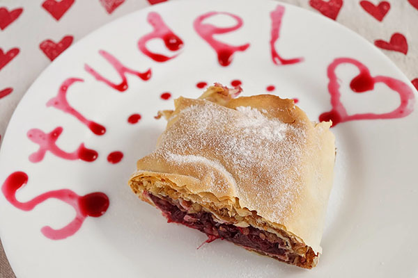 Tarçın ile sulu ve ihale kiraz strudel için bir reçete
