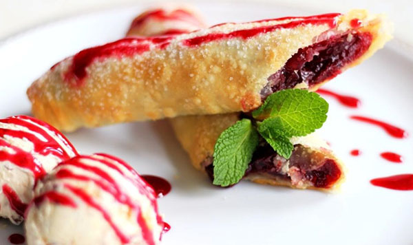 Tarçın ile sulu ve ihale kiraz strudel için bir reçete