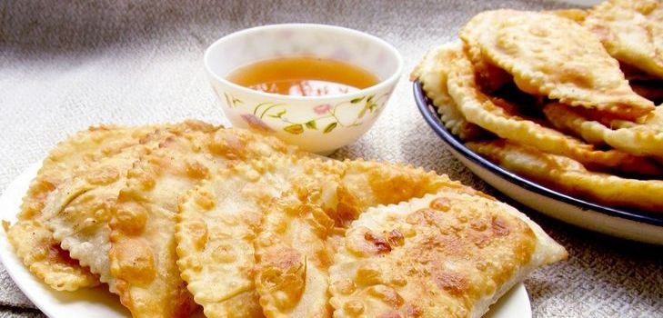 Etli domuz pastaları - chebureks Etli domuz pastaları - chebureks