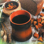 Kvass içiyor