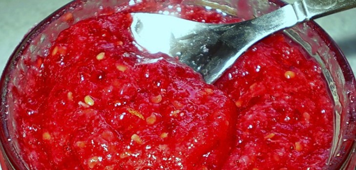Ahududularla pişirmeden kış için şeker, Pyatiminutka, dondurucuda. Şeker ile rendelenmiş taze ahududanlar için reçete