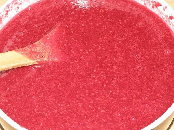 Ahududularla pişirmeden kış için şeker, Pyatiminutka, dondurucuda. Şeker ile rendelenmiş taze ahududanlar için reçete