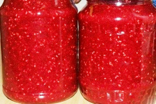 Ahududularla pişirmeden kış için şeker, Pyatiminutka, dondurucuda. Şeker ile rendelenmiş taze ahududanlar için reçete