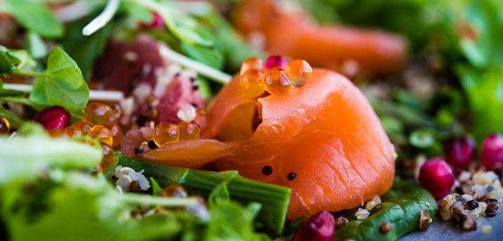 Kırmızı havyar ile Yeni Yıl salata