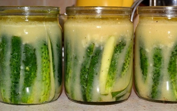 Soğuk ve soğuk yolla sterilizasyon yapılmadan kışın hardalı olan salatalıklar. Aşırı hıyar salatası hardalla