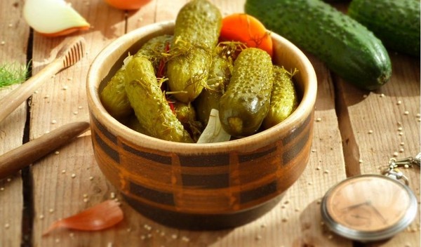 Kovanlarda kışın hardal ile salatalık, fotoğraflarla yemek tarifleri