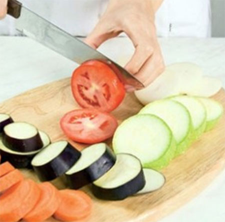 Soğanı yarım halkaya kesin