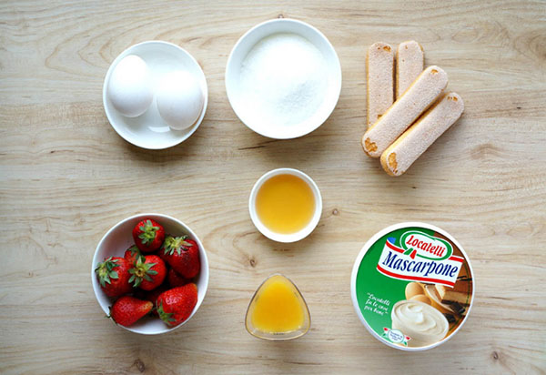 Güzel bayanlar için çilek tiramisu için tatil reçete