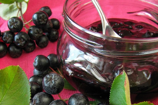 Elma ve chokeberry reçeli
