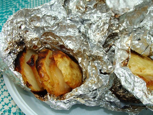 Leziz pişmiş patatesler pişirilir