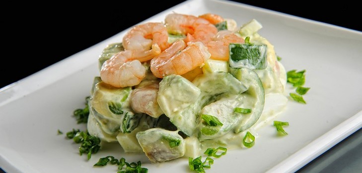 Avokado salatası karidesli