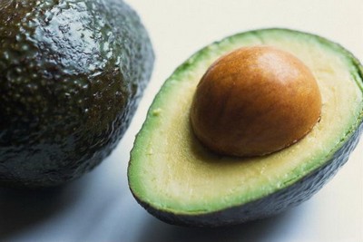 Avokado salatası karidesli