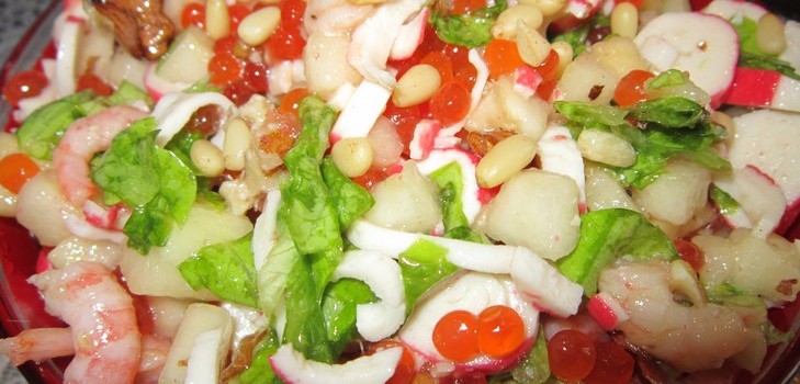 Yengeç çubuklarıyla karides salatası
