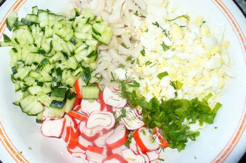 Yengeç çubuklarıyla karides salatası