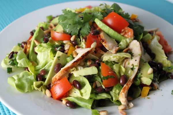 Konserve fasulye ile salata: lezzetli ve basit yemek tarifleri 