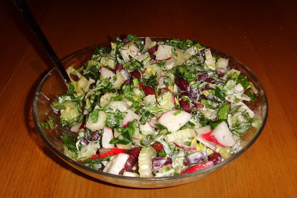 Konserve fasulye ile salata: lezzetli ve basit yemek tarifleri 