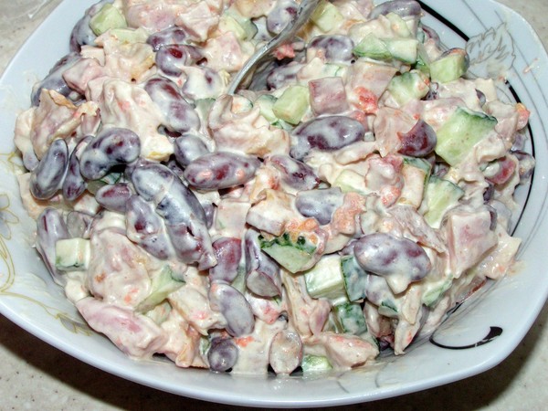 Konserve fasulye ile salata: lezzetli ve basit yemek tarifleri 