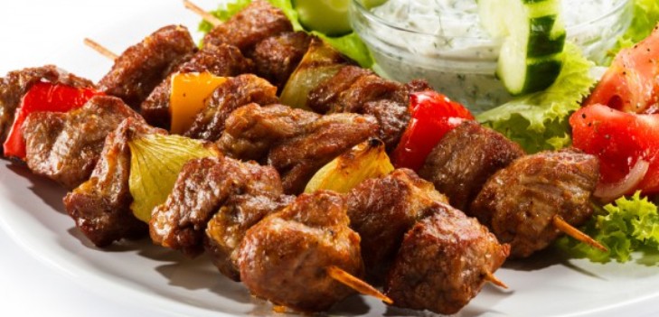 bir plaka üzerinde şiş