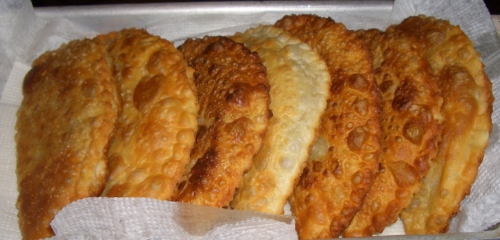 bir tabakta chebureks