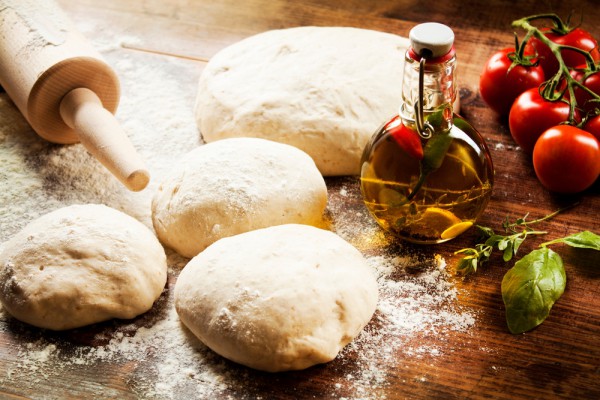 bir sürü pizza hamuru