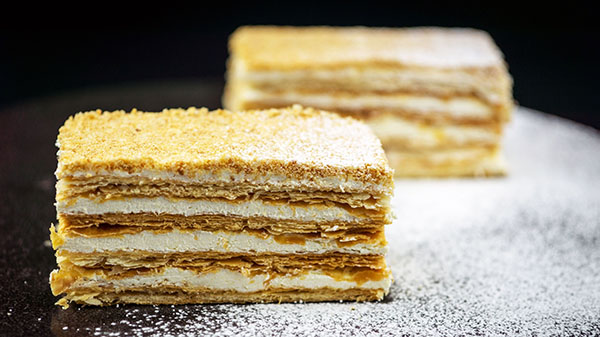 Pasta "Napolyon", evde bir fotoğraf olan yemek tarifleri: klasik (Sovyet), muhallebi, konsantre süt, puf böreği